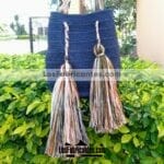 bj00101 Bolsa tejida con pompones artesanal azul marinomayoreo fabricante proveedor taller maquilador (1)