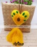 as00035 Colgante llavero para bolsa artesanal bordado rococo flor corazon amarillo 18×7 cm mayoreo fabricante proveedor taller maquilador (2)