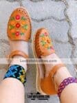 zs00884 Huaraches artesanales color nuez bordado de flores de piso mujer mayoreo fabricante calzado zapatos proveedor sandalias taller maquilador