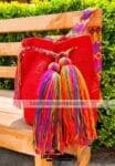 bj00158 Bolsa artesanal hecha a mano tejida con pompones de hilo color rojo medida de 26×29 cmmayoreo fabricante proveedor taller maquilador (1)