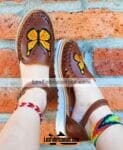 zs00923 Huaraches artesanales color cafe bordado de mariposa de piso mujer mayoreo fabricante calzado zapatos proveedor sandalias taller maquilador