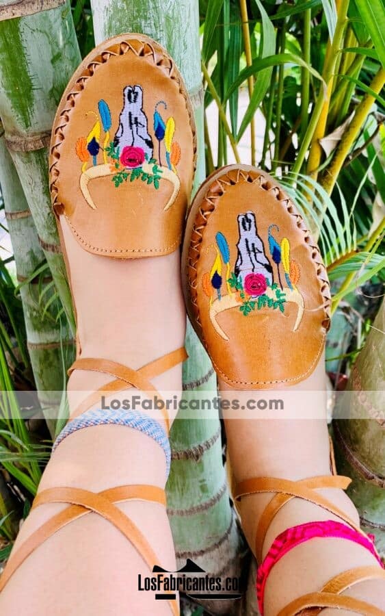 zj00894 Huaraches Mexicanos De Piso Mujer Color Nuez De Piel Con bordado de toro con flores Hecho En Sahuayo Michoacanmayoreo fabricante calzado zapatos proveedor sandalias taller maquilador (2)