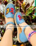 zs00979 Huaraches Mexicanos De Piso Mujer Color Azul De Piel Con bordado de mariposa Hecho En Sahuayo Michoacanmayoreo fabricante calzado zapatos proveedor maquilador