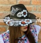 aj00187 Lote de 3 piezas sombrero pintado a mano artesanal diseño de flores blanco mayoreo fabricante proveedor ropa taller maquilador (1)
