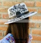 aj00188 Blanco Lote de 3 piezas sombrero pintado a mano artesanal diseño de flor negro mayoreo fabricante proveedor ropa taller maquilador